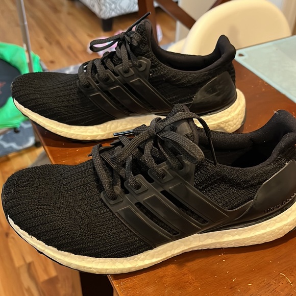 Selling size 7 black and white ultra boost. Great condition - Picture 2 of 3